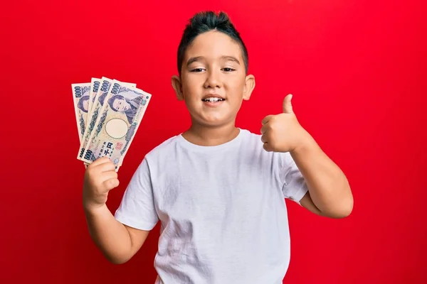 Mały Chłopiec Hispaniczny Dzieciak Trzyma 5000 Japońskich Banknotów Jenów Uśmiechając — Zdjęcie stockowe