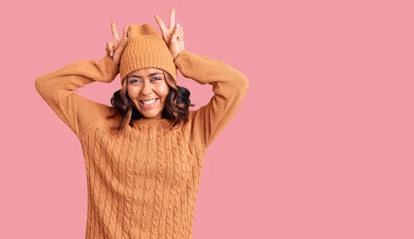 Junge Schöne Gemischte Rasse Frau Trägt Wollpullover Und Wintermütze Posiert — Stockfoto