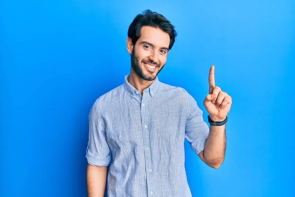 Mladý Hispánec Elegantní Letní Košili Usmívá Nápadem Nebo Otázkou Ukazující — Stock fotografie