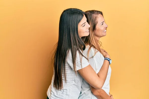 Família Hispânica Mãe Filha Vestindo Camiseta Branca Casual Olhando Para — Fotografia de Stock