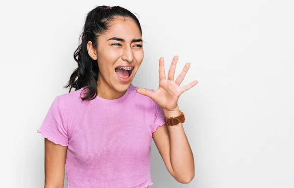 Adolescente Hispana Con Frenos Dentales Con Ropa Casual Gritando Gritando —  Fotos de Stock