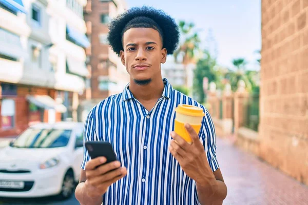 Jovem Afro Americano Com Expressão Infeliz Usando Smartphone Beber Café — Fotografia de Stock