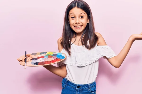 Bella Bambina Che Tiene Pennello Tavolozza Urlando Orgoglioso Celebrando Vittoria — Foto Stock