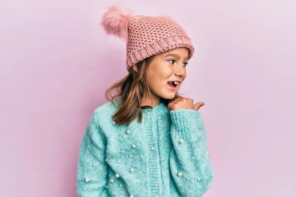 Kleines Schönes Mädchen Mit Wollpullover Und Süßem Wintermütze Daumen Zur — Stockfoto