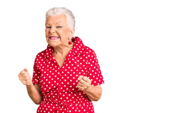 Senior Vacker Kvinna Med Blå Ögon Och Grått Hår Bär — Stockfoto