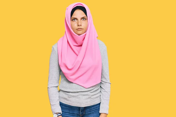 Giovane Donna Caucasica Che Indossa Tradizionale Sciarpa Hijab Islamica Con — Foto Stock