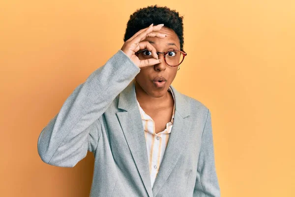 Chica Afroamericana Joven Con Chaqueta Negocios Gafas Haciendo Gesto Bien —  Fotos de Stock