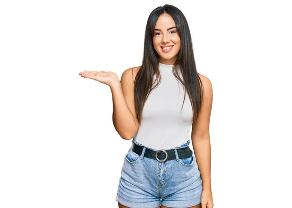 Ung Vacker Latinamerikansk Flicka Bär Casual Kläder Ler Glad Presentera — Stockfoto