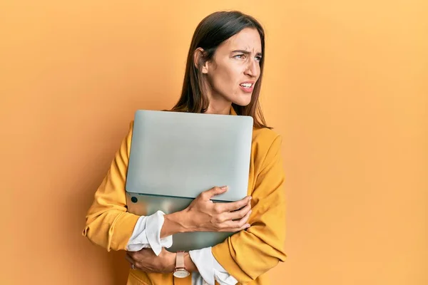 Joven Mujer Hermosa Sosteniendo Portátil Enojado Loco Gritando Frustrado Furioso — Foto de Stock