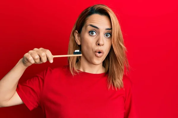 Ισπανίδα Νεαρή Γυναίκα Κρατώντας Οδοντόβουρτσα Οδοντόκρεμα Φοβάται Και Έκπληκτος Ανοιχτό — Φωτογραφία Αρχείου