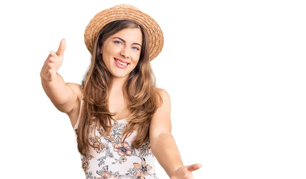 Beautiful Caucasian Young Woman Wearing Summer Hat Looking Camera Smiling — Stock Photo, Image