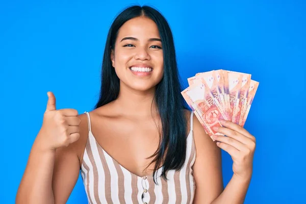 Jong Mooi Aziatisch Meisje Houden Zuid Afrikaanse Rand Bankbiljetten Glimlachen — Stockfoto