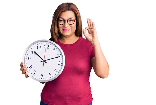 Giovane Bella Donna Con Orologio Sfondo Bianco — Foto Stock