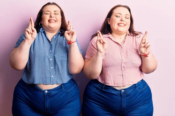 Mladá Velká Dvojčata Oblečená Neformálního Oblečení Ukazující Prstem Usmívala Nadějí — Stock fotografie