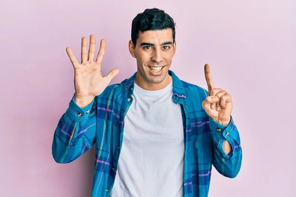Schöner Hispanischer Mann Lässiger Kleidung Der Mit Finger Nummer Sechs — Stockfoto