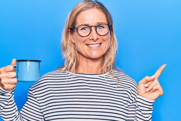 Mujer Rubia Caucásica Mediana Edad Con Gafas Bebiendo Una Taza —  Fotos de Stock