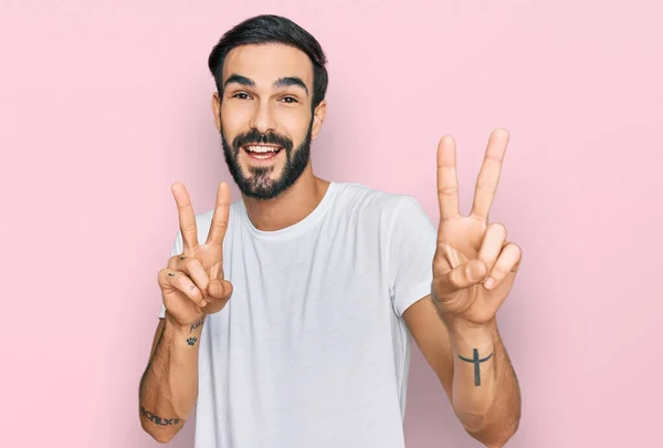Joven Hombre Hispano Vistiendo Camiseta Blanca Casual Sonriendo Mirando Cámara —  Fotos de Stock