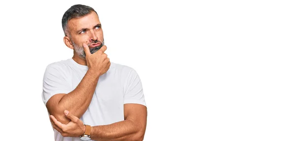 Pohledný Muž Středního Věku Neformální Bílé Košili Přemýšlí Otázce Znepokojený — Stock fotografie