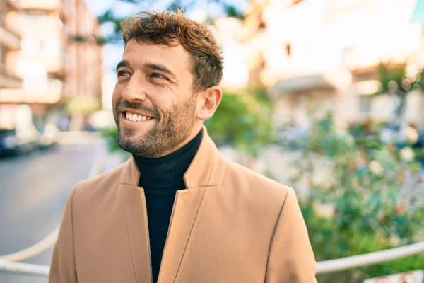 Bonito Homem Negócios Vestindo Jaqueta Elegante Sorrindo Feliz Livre — Fotografia de Stock