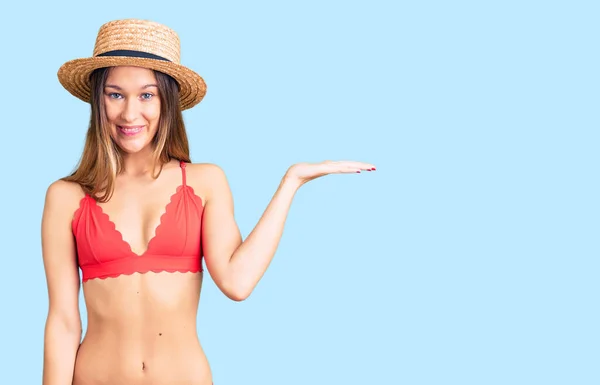 Hermosa Morena Joven Con Bikini Sonriente Alegre Presentando Señalando Con — Foto de Stock