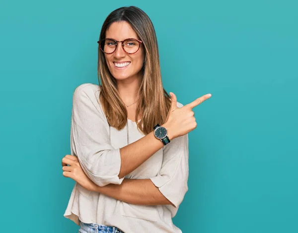 Jonge Vrouw Draagt Casual Kleding Glazen Vrolijk Met Een Glimlach — Stockfoto