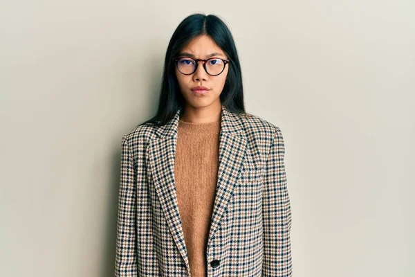 Νεαρή Κινέζα Γυναίκα Φορώντας Επιχειρηματικό Στυλ Και Γυαλιά Σκεπτικιστής Και — Φωτογραφία Αρχείου