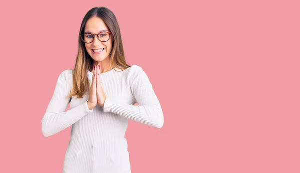 Piękna Brunetka Młoda Kobieta Luźnym Białym Swetrze Okularach Modli Się — Zdjęcie stockowe