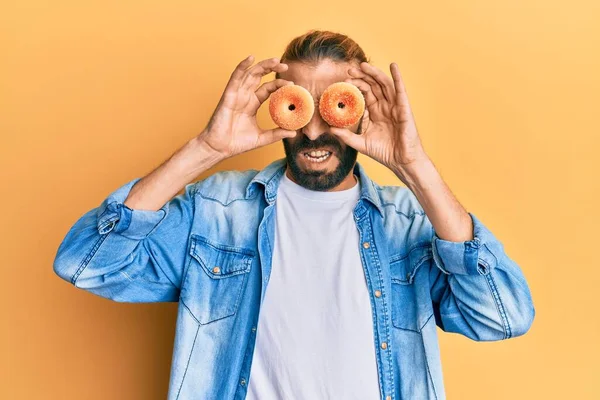 Homme Attrayant Avec Les Cheveux Longs Barbe Tenant Des Beignets — Photo