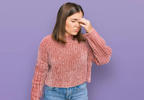 穿着休闲装的年轻漂亮女人疲倦地揉揉鼻子和眼睛 感到疲倦和头痛 压力和挫败感概念 — 图库照片