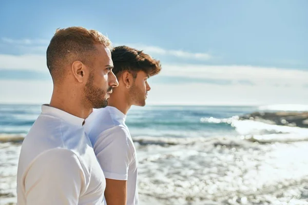 Mladý Homosexuální Pár Vážným Výrazem Hledící Obzor Pláži — Stock fotografie