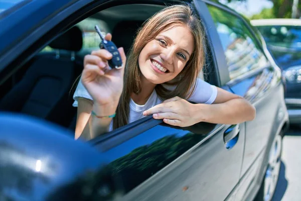 Junge Schöne Blonde Frau Lächelt Glücklich Auto Sitzend Und Zeigt — Stockfoto