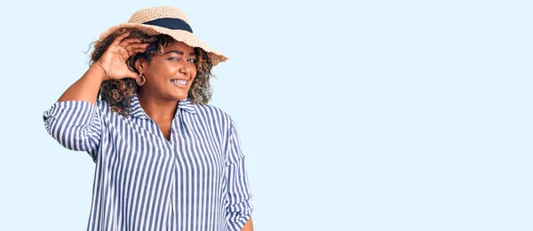 Joven Afroamericana Mujer Talla Grande Con Sombrero Verano Sonriendo Con —  Fotos de Stock