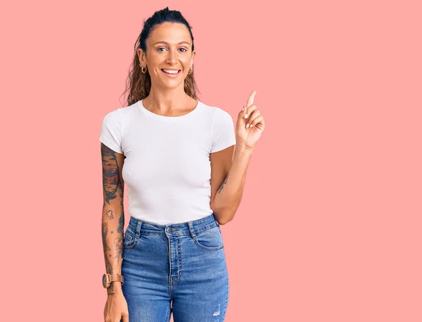 Mujer Hispana Joven Con Tatuaje Usando Una Camiseta Blanca Casual —  Fotos de Stock