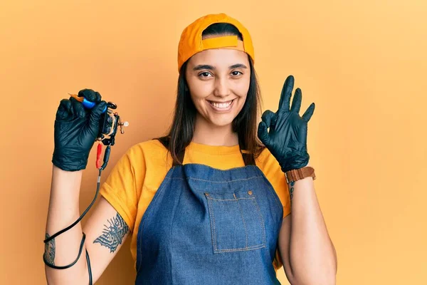 Junge Hispanische Tätowiererin Trägt Professionelle Uniform Und Handschuhe Die Tätowierer — Stockfoto