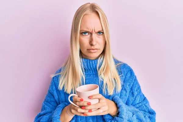 Ung Blond Flicka Bär Vinter Tröja Och Dricka Kopp Varmt — Stockfoto