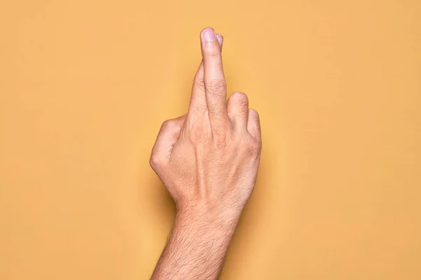 Mão Jovem Caucasiano Mostrando Dedos Sobre Fundo Amarelo Isolado Gesticulando — Fotografia de Stock