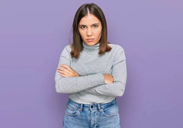 Ung Vacker Kvinna Bär Casual Turtleneck Tröja Skeptisk Och Nervös — Stockfoto