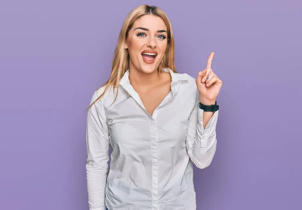Ung Kaukasisk Kvinna Lättklädda Kläder Som Pekar Finger Upp Med — Stockfoto