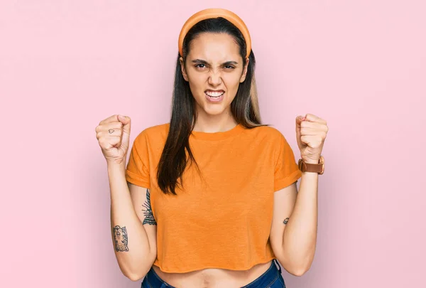 Jonge Spaanse Vrouw Ongedwongen Kleren Boos Gek Opvoedende Vuisten Gefrustreerd — Stockfoto