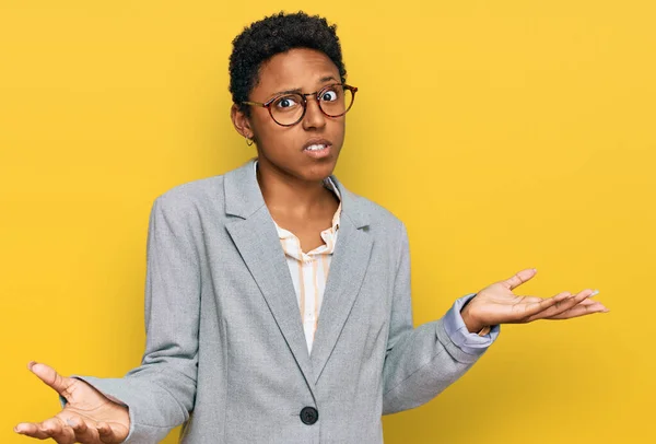 Giovane Donna Afroamericana Che Indossa Abiti Lavoro Incapaci Confusi Con — Foto Stock