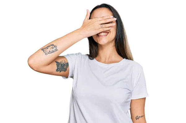 Молода Іспаномовна Жінка Повсякденній Білій Сорочці Посміхається Сміється Рукою Обличчі — стокове фото