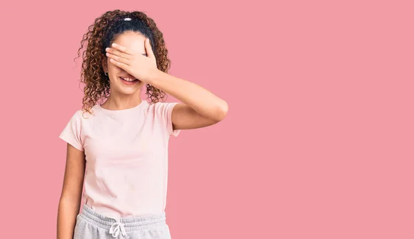 Bella Ragazza Con Capelli Ricci Indossa Abiti Casual Sorridente Ridente — Foto Stock