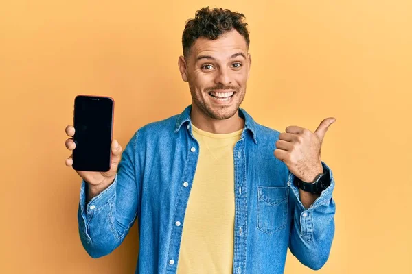 Νεαρός Ισπανόφωνος Κρατώντας Smartphone Που Δείχνει Λευκή Οθόνη Δείχνοντας Τον — Φωτογραφία Αρχείου