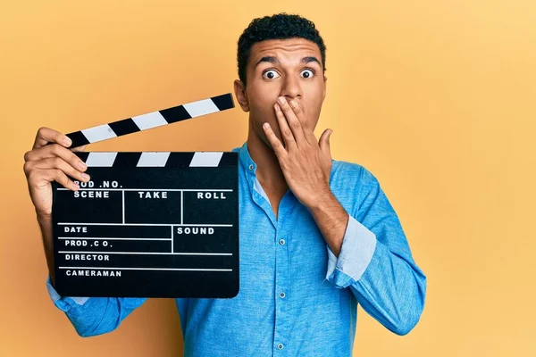 Jonge Arabier Man Met Videofilm Klapbord Mond Met Hand Geschokt — Stockfoto