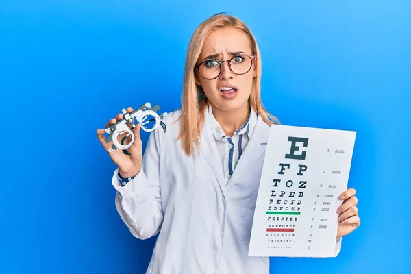 Vacker Kaukasisk Optiker Kvinna Som Håller Optometri Glasögon Och Medicinsk — Stockfoto