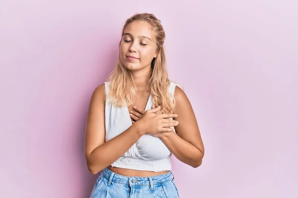 Mladá Blondýnka Neformálním Oblečení Rukama Prsou Zavřenýma Očima Vděčným Gestem — Stock fotografie