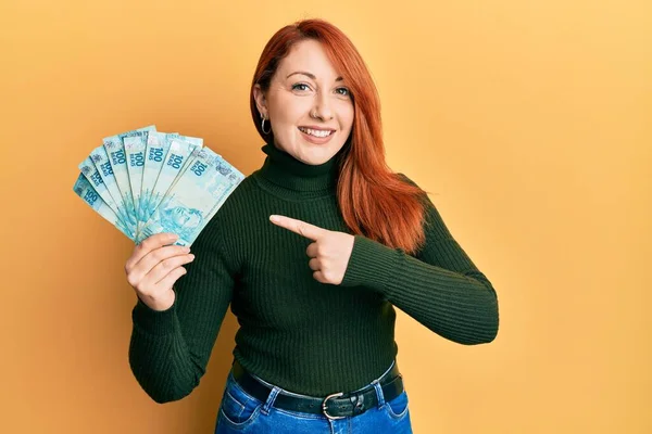 Güzel Kızıl Saçlı Kadın Elinde 100 Brezilyalı Gerçek Banknot Tutarken — Stok fotoğraf