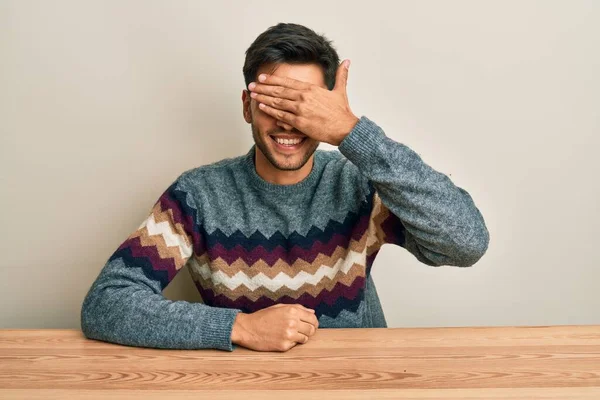 Homem Bonito Jovem Vestindo Camisola Casual Sentado Mesa Sorrindo Rindo — Fotografia de Stock