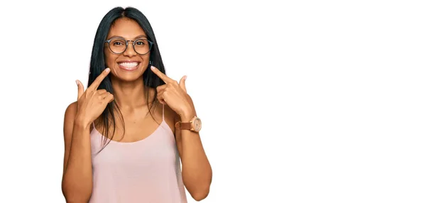 Junge Afrikanisch Amerikanische Frau Trägt Lässige Kleidung Und Brille Lächelt — Stockfoto