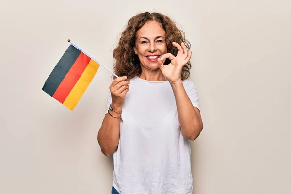 Edad Media Hermosa Mujer Patriótica Sosteniendo Bandera Alemana Sobre Fondo — Foto de Stock
